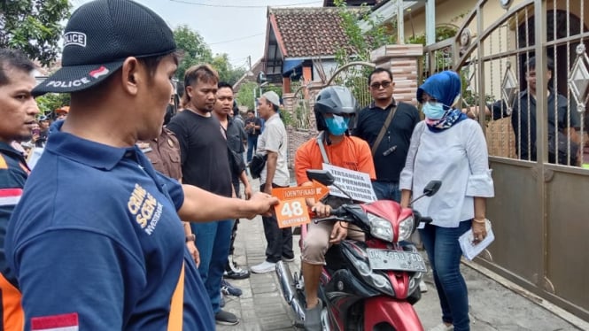 Kakak Marah! Pelanggar Garis Polisi saat Rekonstruksi Pembunuhan Brutal di Pasuruan