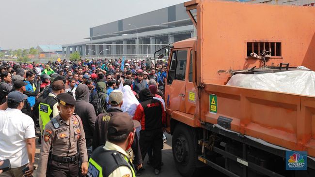 Massa Buruh Menghadang Kawasan Industri, Menyebabkan Kemacetan Tidak Hanya di Jalan Tol