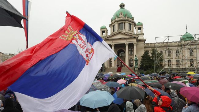 Ribuan orang membanjiri KPU Serbia dalam protes menolak hasil pemilu.