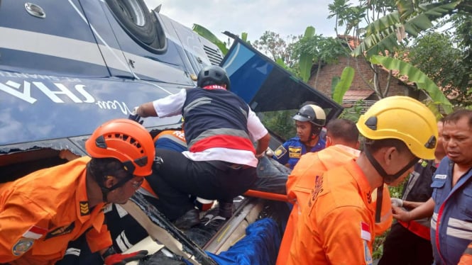 Bus Shantika Terbalik 10 Meter di Jalan Tol Semarang-Pemalang, 2 Orang Meninggal