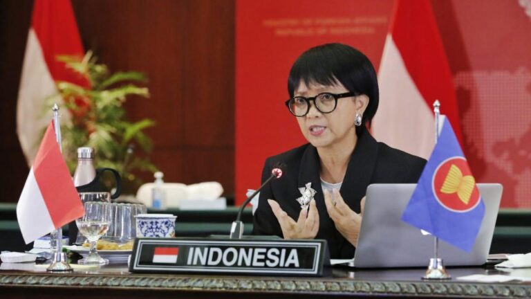 Menlu Retno Marsudi Menjawab Isu Akan Mundur dari Kabinet Jokowi