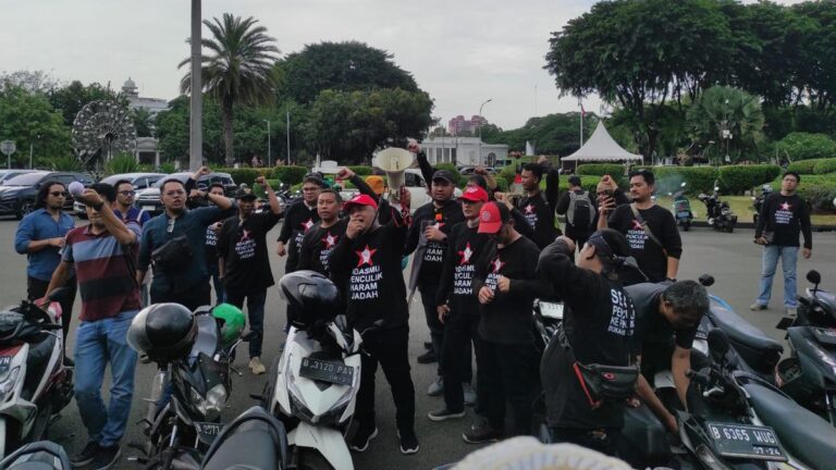 Benny Rhamdani Bersama Ribuan Aktivis Menduduki Jalan Medan Merdeka Utara, Menjaga Istana