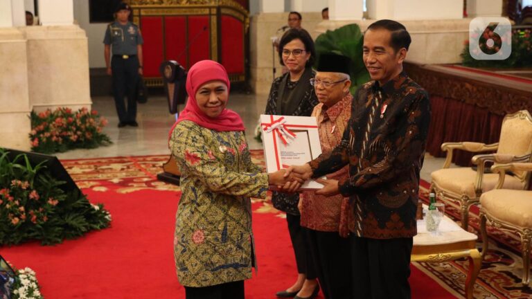 Presiden Jokowi Menandatangani Keputusan Presiden (Keppres) untuk Memberhentikan Khofifah Sebagai Gubernur Jatim