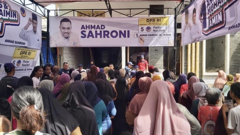 Ahmad Sahroni Merupakan Bantuan bagi Masyarakat dengan Menggelar Bazar Minyak Goreng Murah di Jakarta Utara dan Jakarta Barat