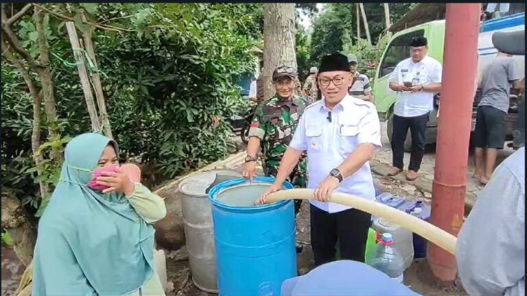 Wali Kota Cilegon Membantu Alirkan Air Bersih ke Warga Cisuru Setelah Putus Aspirasi dari Calon Legislatif Gagal