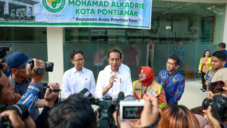 Jokowi Melakukan Tinjauan di RSUD Sultan Syarif Mohamad Alkadrie Pontianak, Antrean Pasien Mencapai 600 per Hari