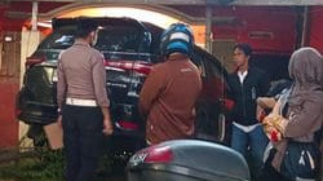 Pelajar di Makassar Mengendarai Toyota Fortuner Menabrak Pengendara Motor dan Menabrak Rumah Warga