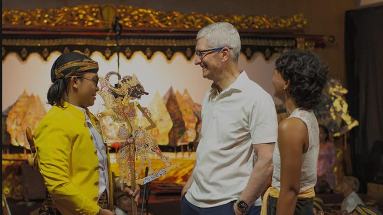 Tim Cook Terpesona Menonton Pertunjukkan Wayang Kulit Saat Bos Apple Dipimpin