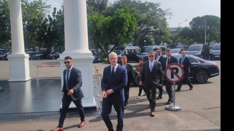 CEO Apple Tim Cook Kunjungi Istana dan Bertemu Jokowi untuk Bahas Investasi Teknologi di Indonesia