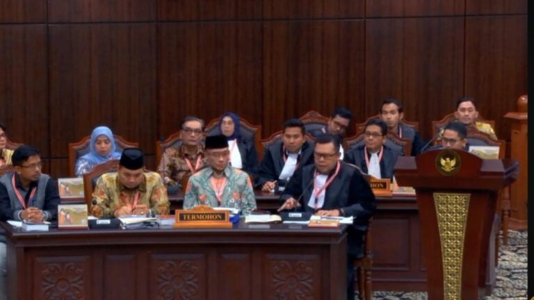 Ketua MK Menyampaikan Teguran kepada KPU atas Keterlambatan Hasyim saat Hadir di Sidang Sengketa Pilpres 2024