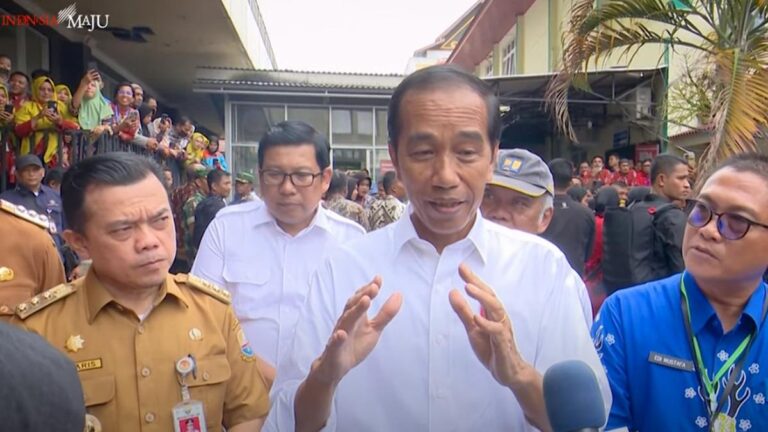 Jokowi Memeriksa Fasilitas RSUD Hanafie Muara Bungo Jambi, Kekurangan MRI dan Tempat Tidur