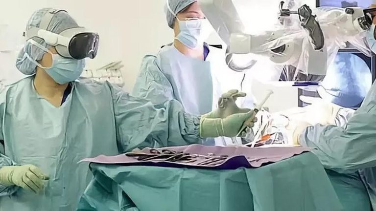 Bantuan Apple Vision Pro dalam Melakukan Operasi Bahu oleh Dokter Bedah