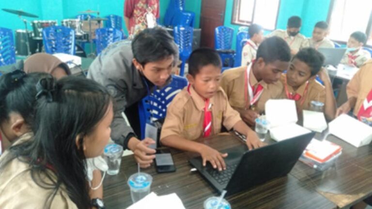 Kisah Sukses Kepala Sekolah di Sorong Papua Membuat SMP Buruk Menjadi Berprestasi