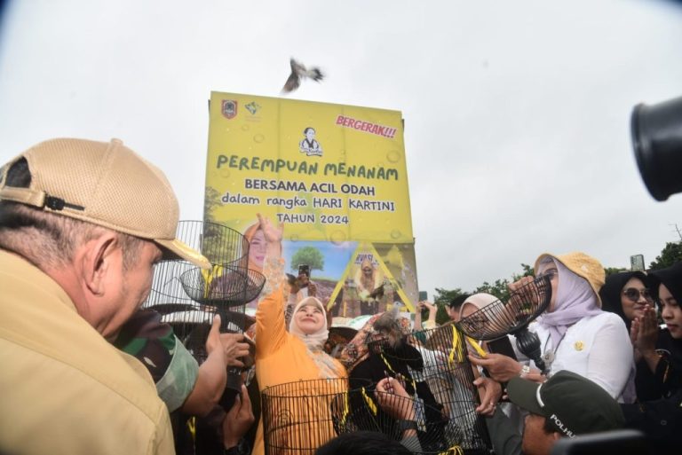 Acil Odah Memimpin Gerakan “Perempuan Menanam Ribuan Pohon” untuk Memperingati Hari Kartini di Kalimantan Selatan