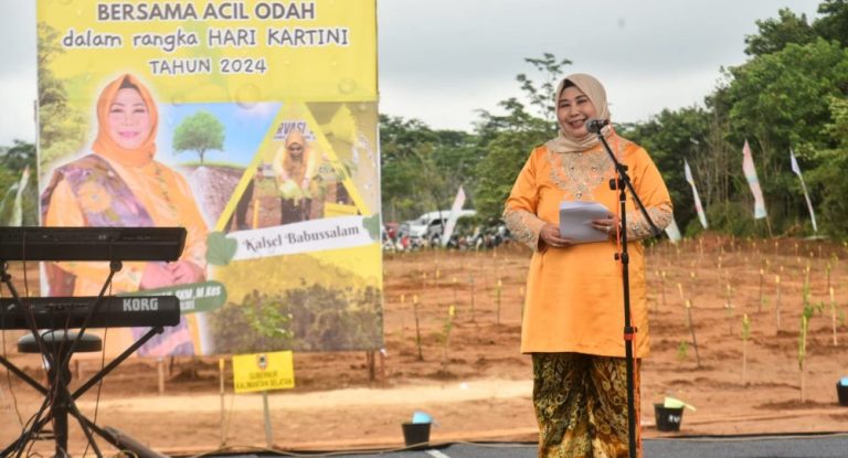 Pesan Penuh Semangat Acil Odah untuk Perempuan Banjar dalam Penanaman Pohon: Harmoni Hijau