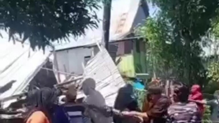 Viral Video Emak-Emak Menyapu Bersih Rumah Pelaku Pemerkosaan Siswi SMP di Jeneponto: Berikut Kronologinya