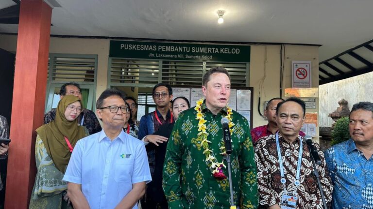 Menteri Kesehatan Budi dan Elon Musk Memeriksa Kualitas Jaringan Internet Starlink di Puskesmas Tabarfane Maluku