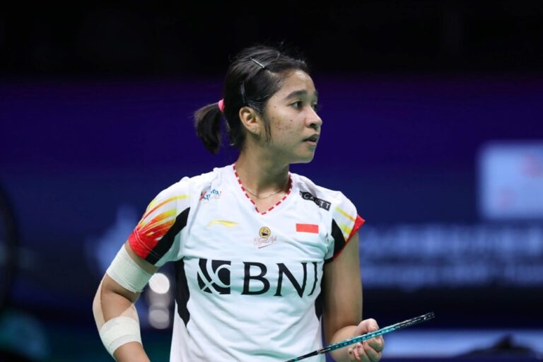 Ester Nurumi Mengalahkan He Bing Jiao dengan Cemerlang di Final Piala Uber 2024 : Okezone Sports