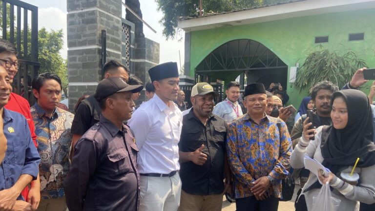 Antusias Warga Sekitar saat Kaesang Jumatan di Masjid Muhammadiyah