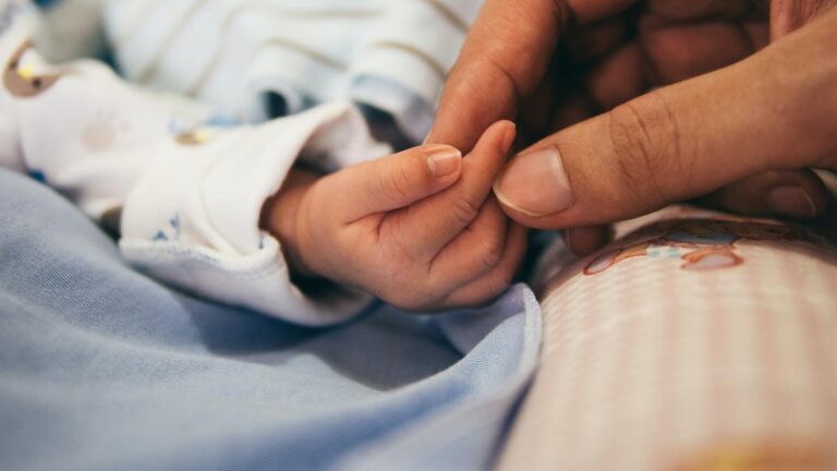 Bayi Baru Lahir Harus Diberi ASI Saja Menurut Kemenkes