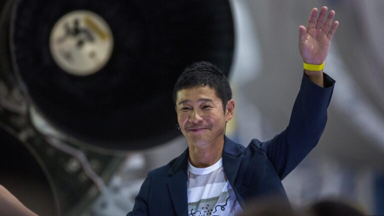 Miliarder Jepang Yusaku Maezawa Membatalkan Misi ke Bulan dengan SpaceX yang Kerap Tertunda