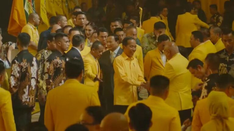 Jokowi Hadiri Penutupan Munas Golkar dengan Mengenakan Kemeja Kuning