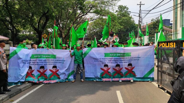 Massa Menuntut di Kantor DPP PPP dalam Aksi Damai