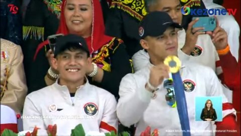 Momen Veddriq dan Rizki Memamerkan Medali Emas Olimpiade pada Upacara Peringatan HUT RI di IKN : Okezone Video