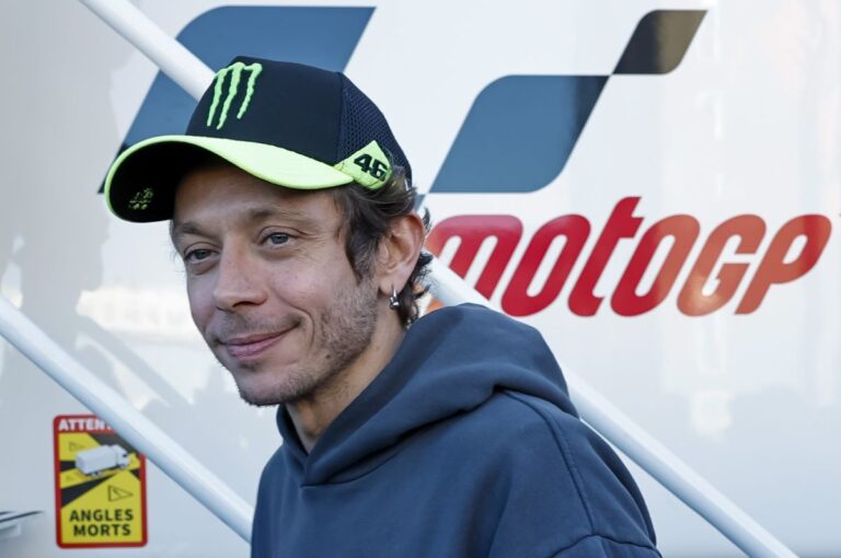 1. Lima Insiden Kontroversial Valentino Rossi di MotoGP yang Melibatkan Marc Marquez: Okezone Sports