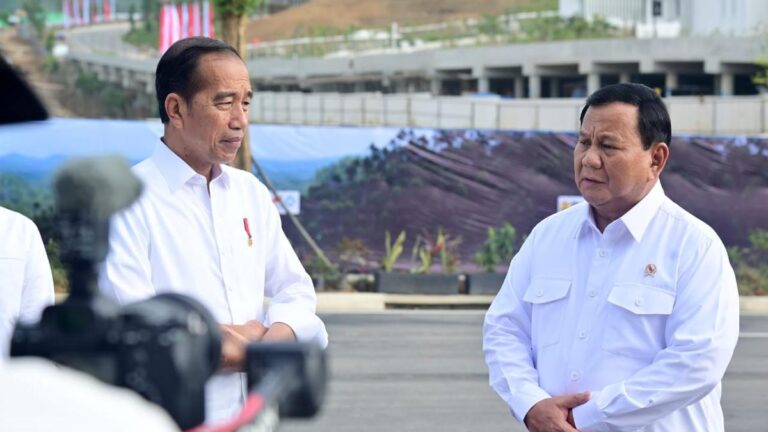 1. Prabowo Menyatakan Janji untuk Melanjutkan Program di Depan Jokowi saat Rapimnas Gerindra 
2. Prabowo Pernyatakan Siap Membela dan Lanjutkan Program di Depan Jokowi saat Rapimnas Gerindra 
3. Prabowo Berjanji Membela dan Melanjutkan Program di Depan Jokowi saat Rapimnas Gerindra