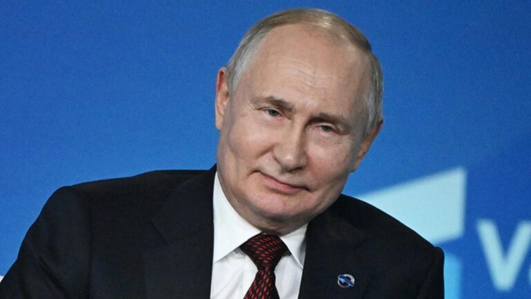 Putin Mendorong Perempuan Rusia untuk Bekerja dan Meningkatkan Populasi dengan Banyak Anak