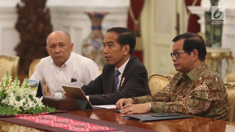 Setelah mundurnya Pramono dan Risma, Jokowi merencanakan reshuffle kabinet di Istana