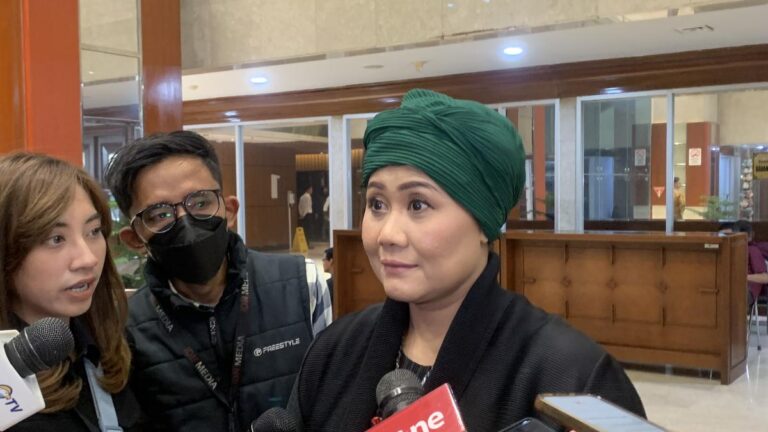 Luluk Nur Hamidah Menyerahkan Surat Pengunduran Diri dari DPR