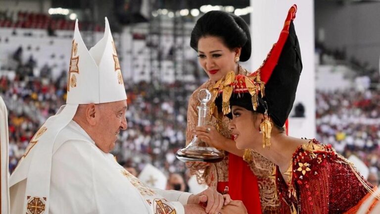 Lyodra Beruntung Dapat Kesempatan Salaman dengan Paus Fransiskus di Altar