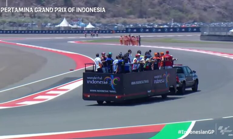 MotoGP Mandalika 2024: Pembalap Berinteraksi Langsung dengan Penonton di Sirkuit Mandalika Menggunakan Mobil Parade