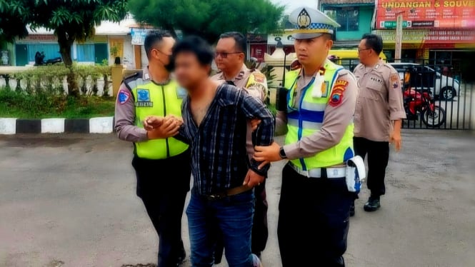 Copet Neget Melompat Saat Sopir Memacu Gas ke Kantor Polisi