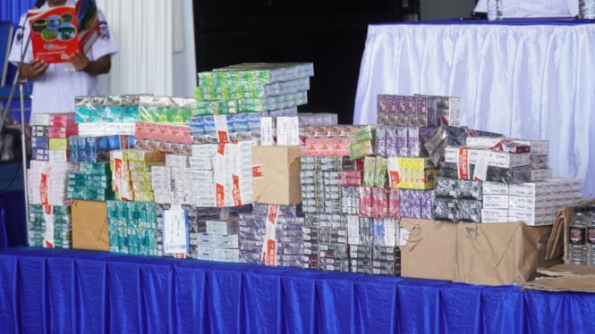 Penghancuran 6 Juta Batang Rokok dan 300 Liter Minuman Beralkohol Ilegal di Malang