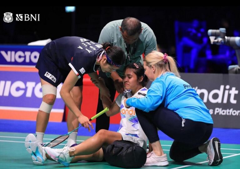 – Gregoria Mariska Mengalami Cedera Serius Saat Bertanding Melawan An Se Young di Semifinal Denmark Open 2024: Akhirnya Tidak Bisa Membungkuk