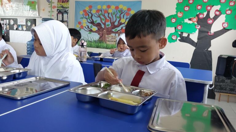 10 Manfaat Makan Sehat Gratis bagi Anak Sekolah: Pakar Ungkap!