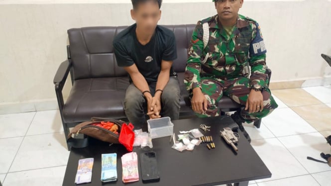 67a76d74ee3ad-detik-detik-intelijen-tni-ad-ringkus-pengedar-narkoba-bersenpi-rakitan-di-sergai_665_374.jpg