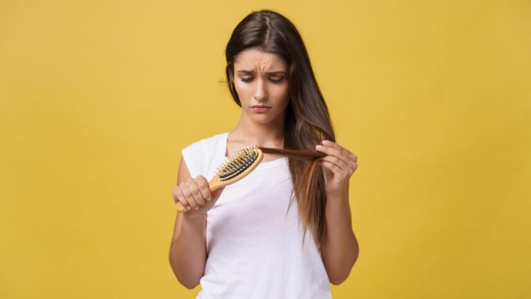 7 Kebiasaan yang Sebabkan Rambut Rontok Saat Tidur