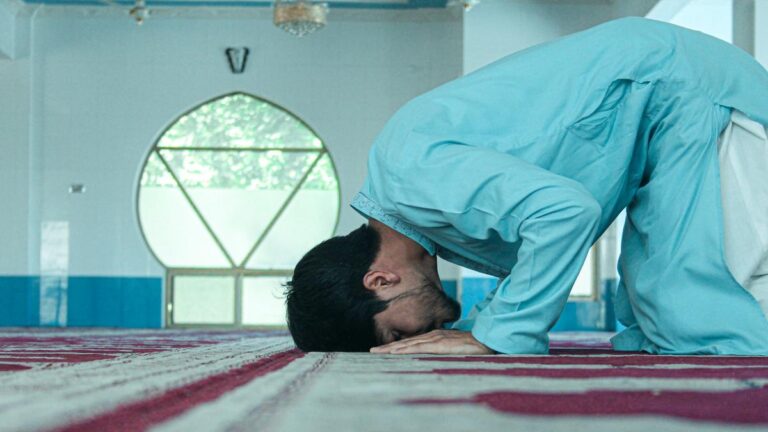 Manfaat Luar Biasa Sujud saat Salat untuk Otak