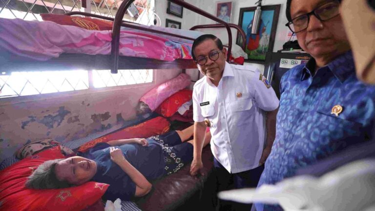 Gaya Baru Pramono Anung Lawan TBC dengan Pasukan Putih