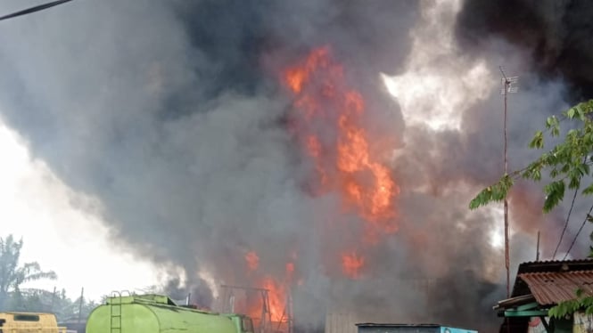 Gudang di Jambi Terbakar Hebat: Diduga Timbun BBM Ilegal