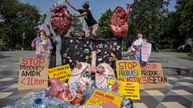 Dukung Aksi Teatrikal Aktivis ECOTON Lawan Sampah Plastik