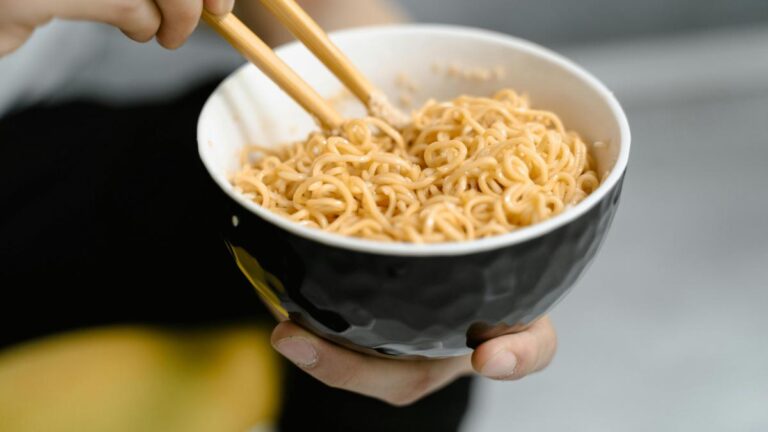 Mie Instan: Dampak Kesehatan Tersembunyi yang Meningkatkan Tekanan Darah