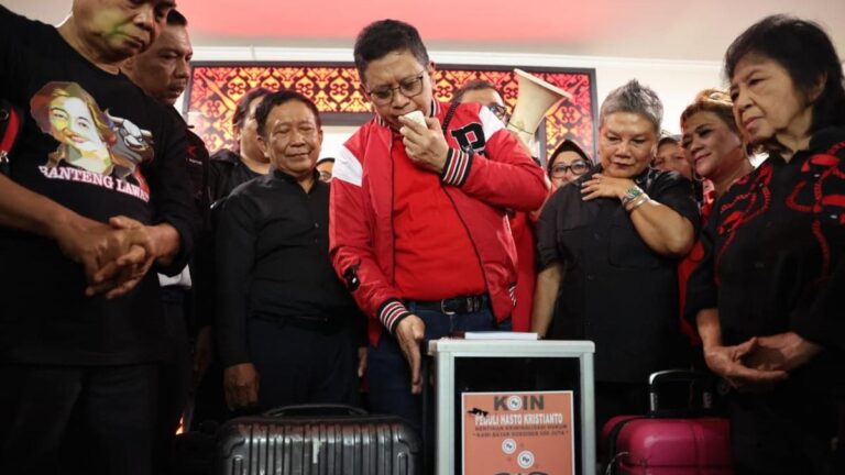 Hasto Dapat Hadiah Koin dari Simpatisan dan Kader PDIP