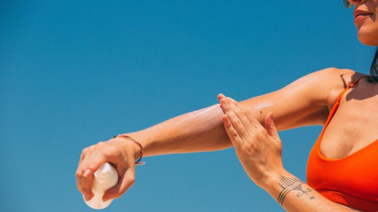 7 Kebiasaan Merusak Kulit Tanpa Sunscreen