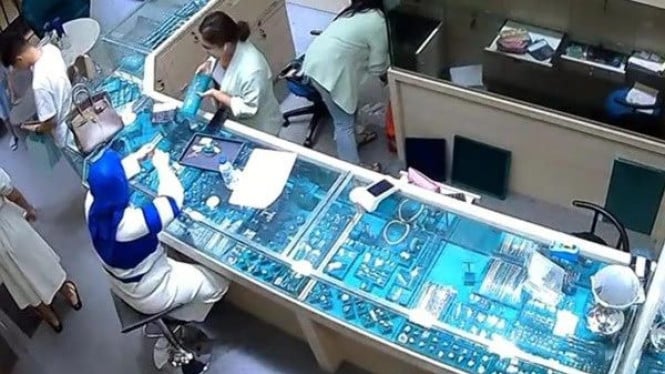 Wanita Nekat Curi Berlian di Mal dengan Tas Hermes