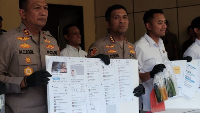 Penangkapan Tiga Pria dalam Kasus Grup ‘Cowok Manly Sidoarjo’